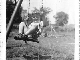 Steve on swing - note to Davie.jpg